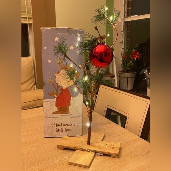Charlie Brown Christmas Tree Peanuts W/Orig Box Tree, Fairy Lights. Red Bulb 24” - Picture 5 of 8